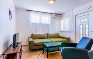 TV - 2 bedroom cozy apartment in Medulin (Medulin)