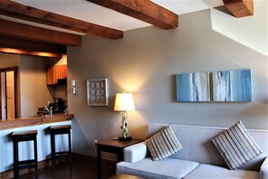 Living area - Seaside Ucluelet Hotel (Ucluelet)