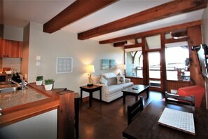 Living area - Seaside Ucluelet Hotel (Ucluelet)