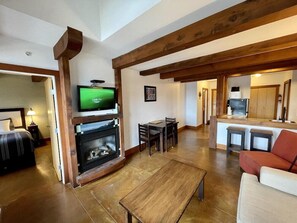 Living area - Seaside Ucluelet Hotel (Ucluelet)
