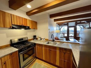 Private kitchen - Seaside Ucluelet Hotel (Ucluelet)