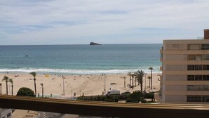 Une vue sur la plage avec un bâtiment au premier plan.