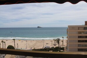 Blick auf einen Strand, im Vordergrund ein Gebäude.