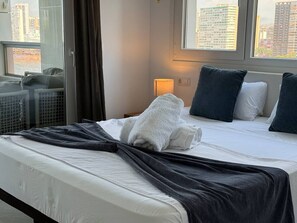 Een bureau, een strijkplank/strijkijzer, wifi, beddengoed