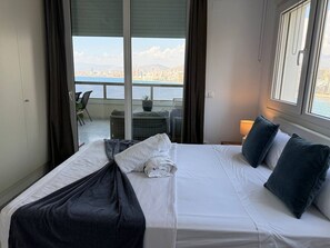 Een bureau, een strijkplank/strijkijzer, wifi, beddengoed