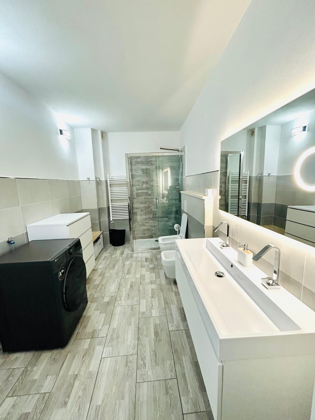 Douche, sèche-cheveux, bidet, serviettes fournies