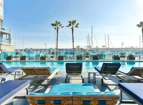 Marina Sky Penthouse  Rooftop Breathtaking Views Pool, Sauna Gym and jacuzzi