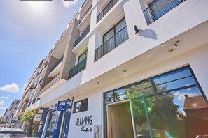 Um edifício de vários andares com uma fachada identificada como 'BLIVING Pavilion B'.