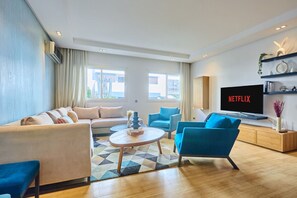 Televisión, chimenea y oficina 