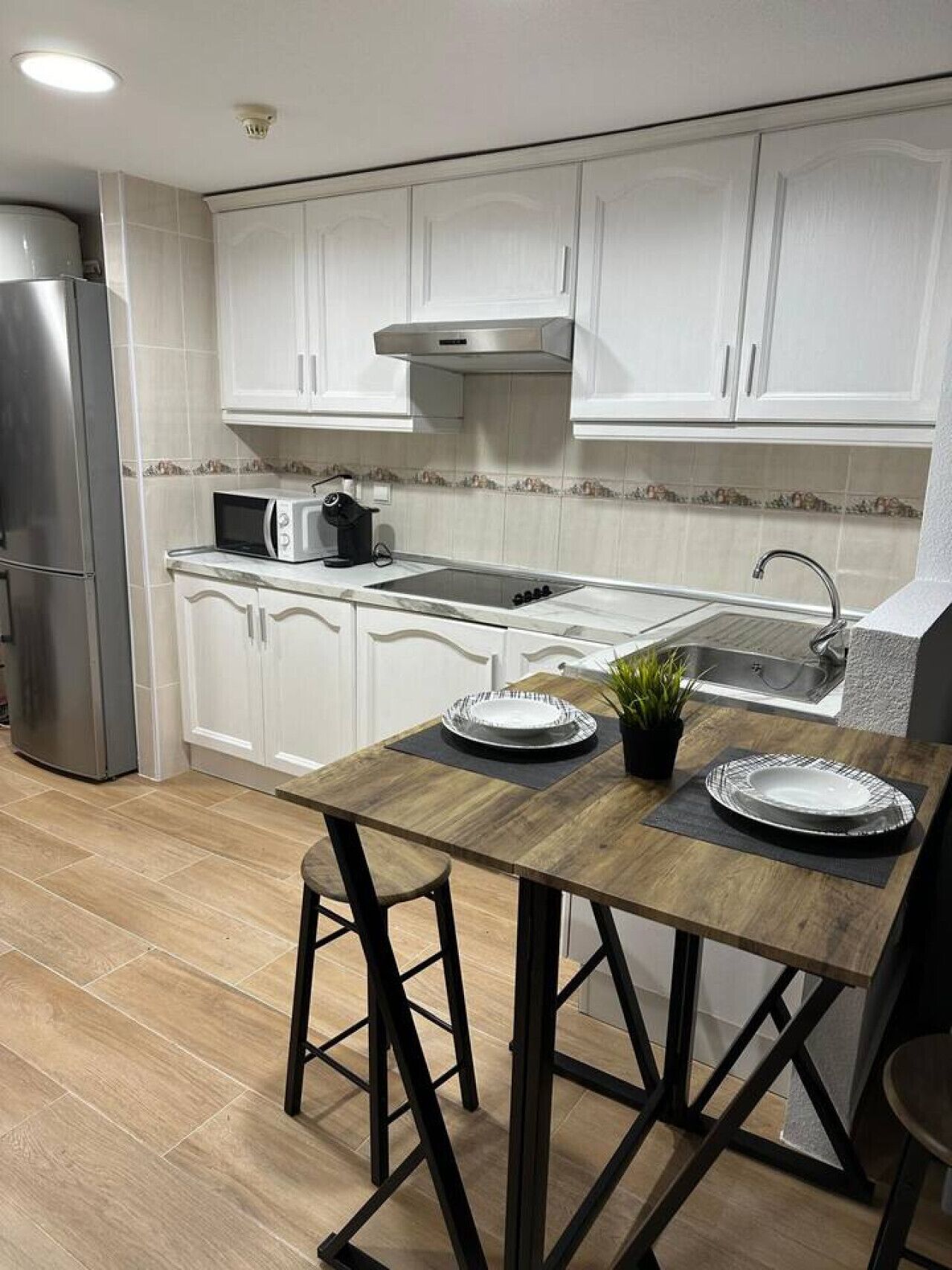 Frigorífico, microondas, placa de cocina y cafetera o tetera
