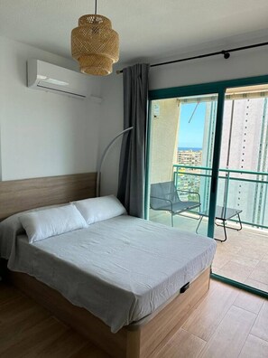 Desk, iron/ironing board, WiFi, bed sheets - Atrium Beach 4 pax. Piscina.A/C (Benidorm)
