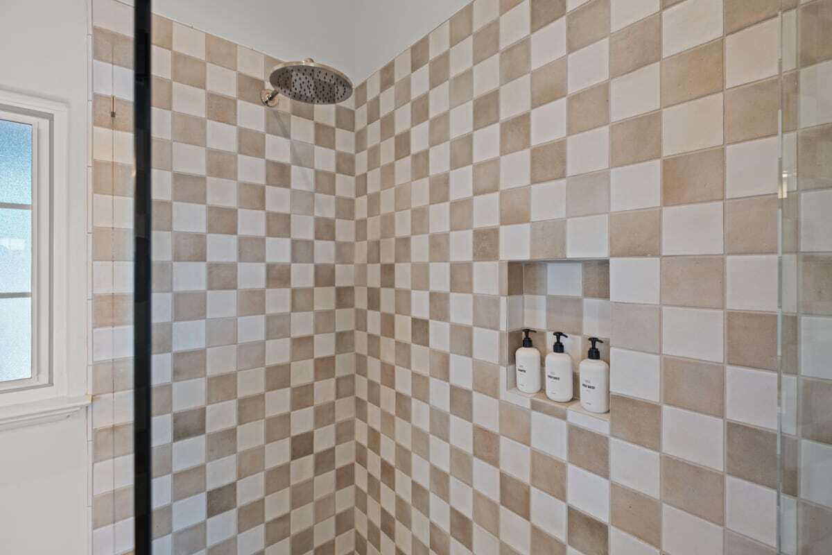 Secador de cabelo, toalhas de banho