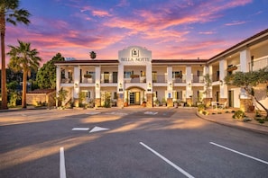 A hotel with a central entrance, multiple balconies, and a sign reading 'Bella Notte'. - Bella Notte by the Beach Studio 12 (Pleasure Point)