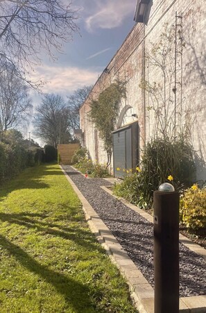 Property grounds - Cosy and private one bedroom annexe on the edge of historic Newark-on-Trent. (Newark-on-Trent)