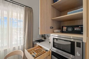 Private kitchen - Bella Notte by the beach Studio 7 (Pleasure Point)