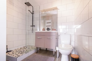 Shower, hair dryer, towels, toilet paper
