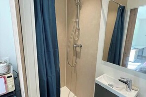 Douche, sèche-cheveux, serviettes fournies, papier toilette