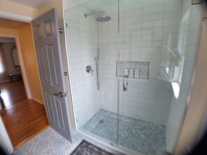 Dusj, hårføner, håndklær og såpe