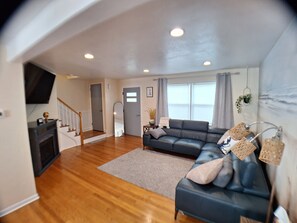 Living area - Lux Stay _Six Flags & Naval Base _Multi-Unit (Gurnee)