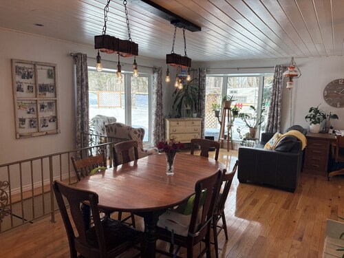 Beautiful cabin on the river in St.Malo just steps from the lake!