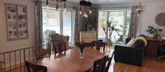 Beautiful cabin on the river in St.Malo just steps from the lake!