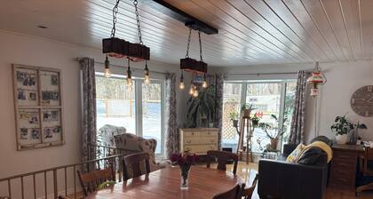 Beautiful cabin on the river in St.Malo just steps from the lake!