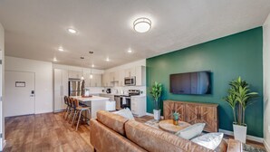 Um apartamento moderno com cozinha, sala de jantar e sala de estar.
