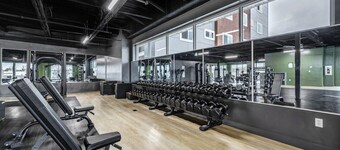 Brand New 1bd Apt w/Hot Tub & Gym Access