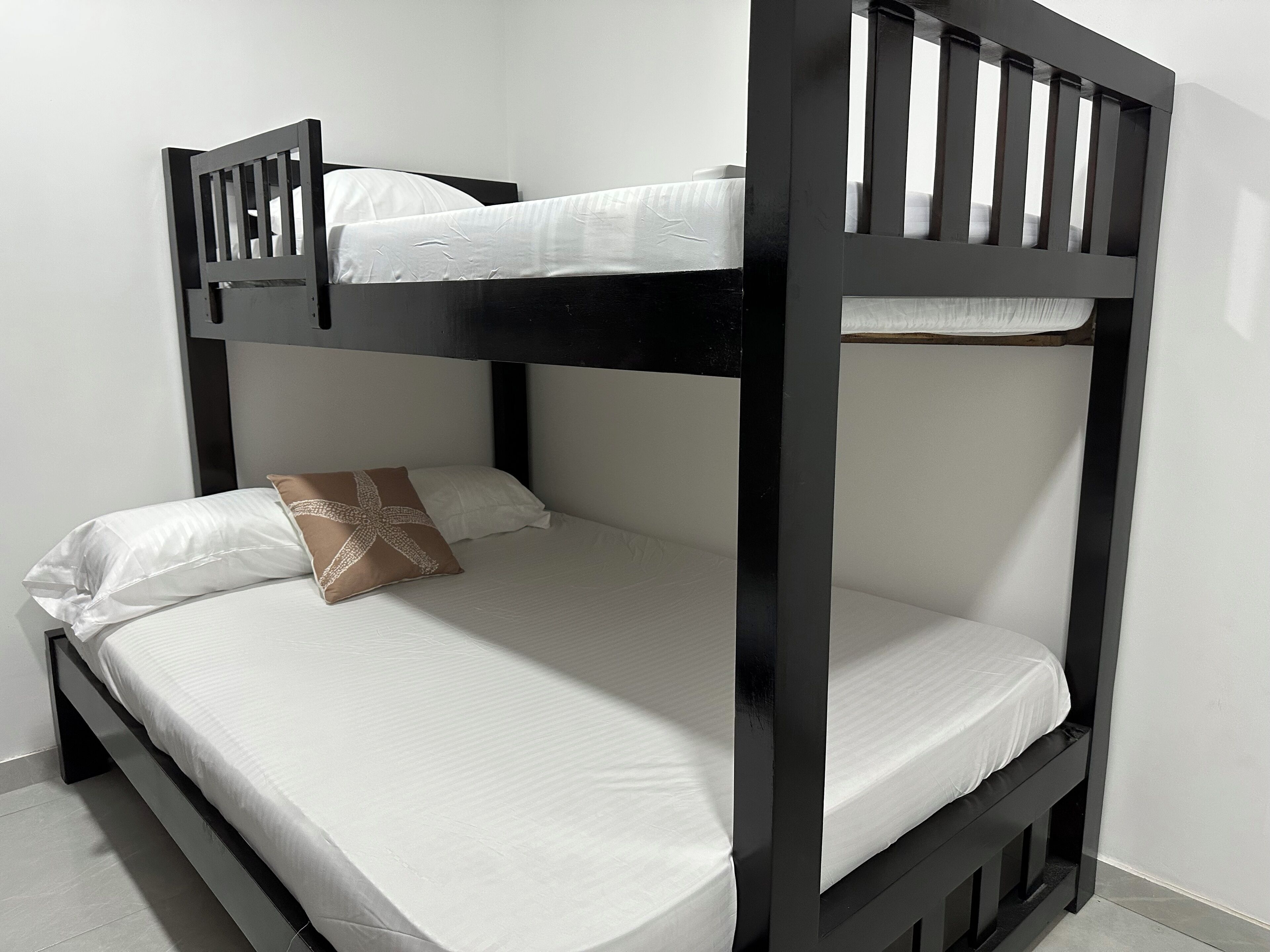 2 bedrooms, internet, bed sheets