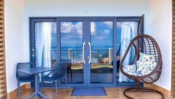 Maison, plusieurs chambres, patio, vue sur la ville | Restauration en plein air