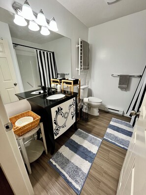 Hair dryer, towels, soap, shampoo - Wes and Tatiana’s Home away from Home (Nanaimo)