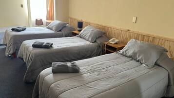 Quadruple Room | Laptop workspace, free WiFi