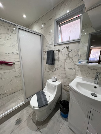 Shower, towels, soap, shampoo. Hotel Queen Royal Imperial