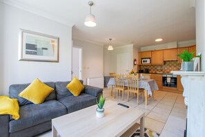 Interior - Spacious Townhouse by Shortstays (Gaillimh)