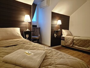 Habitación básica con 2 camas individuales