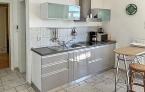 Microwave, stovetop, coffee/tea maker, cookware/dishes/utensils - 1 bedroom nice apartment in Barbat (Barbat)