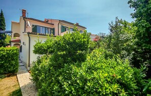 Property grounds - 1 bedroom nice apartment in Barbat (Barbat)