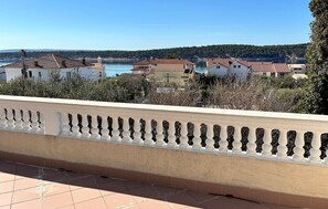 Property grounds - Gorgeous apartment in Barbat with house sea view (Barbat)