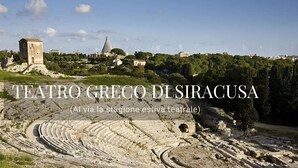 Ein antikes griechisches Theater mit Steinsitzen und einer Turmstruktur im Hintergrund.