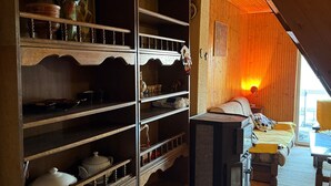 Une pièce chaleureuse avec des étagères en bois, un lit et une cheminée.