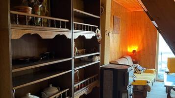 Chalet, 2 Bedrooms, Balcony, Lake View | Living room