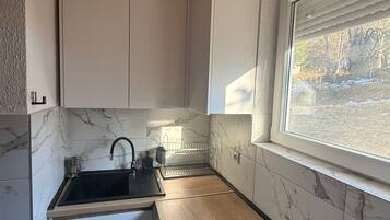 Chalet, 2 Schlafzimmer, Balkon, Seeblick | Eigene Küche