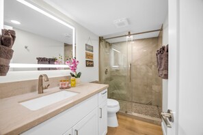 Shower, hair dryer, towels, shampoo - Kihei Kai Nani Beachside Resort Vistas (Kihei)