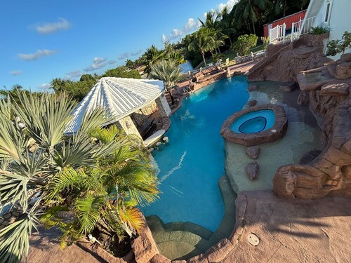Dockside Getaway Spacious 4 Bedroom Waterfront Retreat Stylish and Comfortable