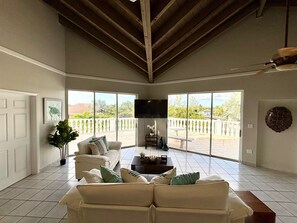 Smart TV, books - Dockside Getaway Spacious 4 Bedroom Waterfront Retreat Stylish and Comfortable (North Sound Estates)