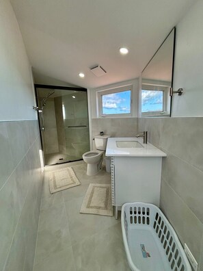 Shower, hair dryer, towels, soap - Dockside Getaway Spacious 4 Bedroom Waterfront Retreat Stylish and Comfortable (North Sound Estates)