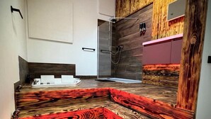 Une salle de bain moderne au design original, avec des éléments en bois, une douche et un meuble-lavabo.