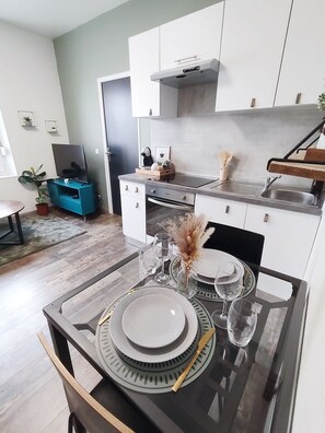 Four à micro-ondes, un four, surface de cuisson