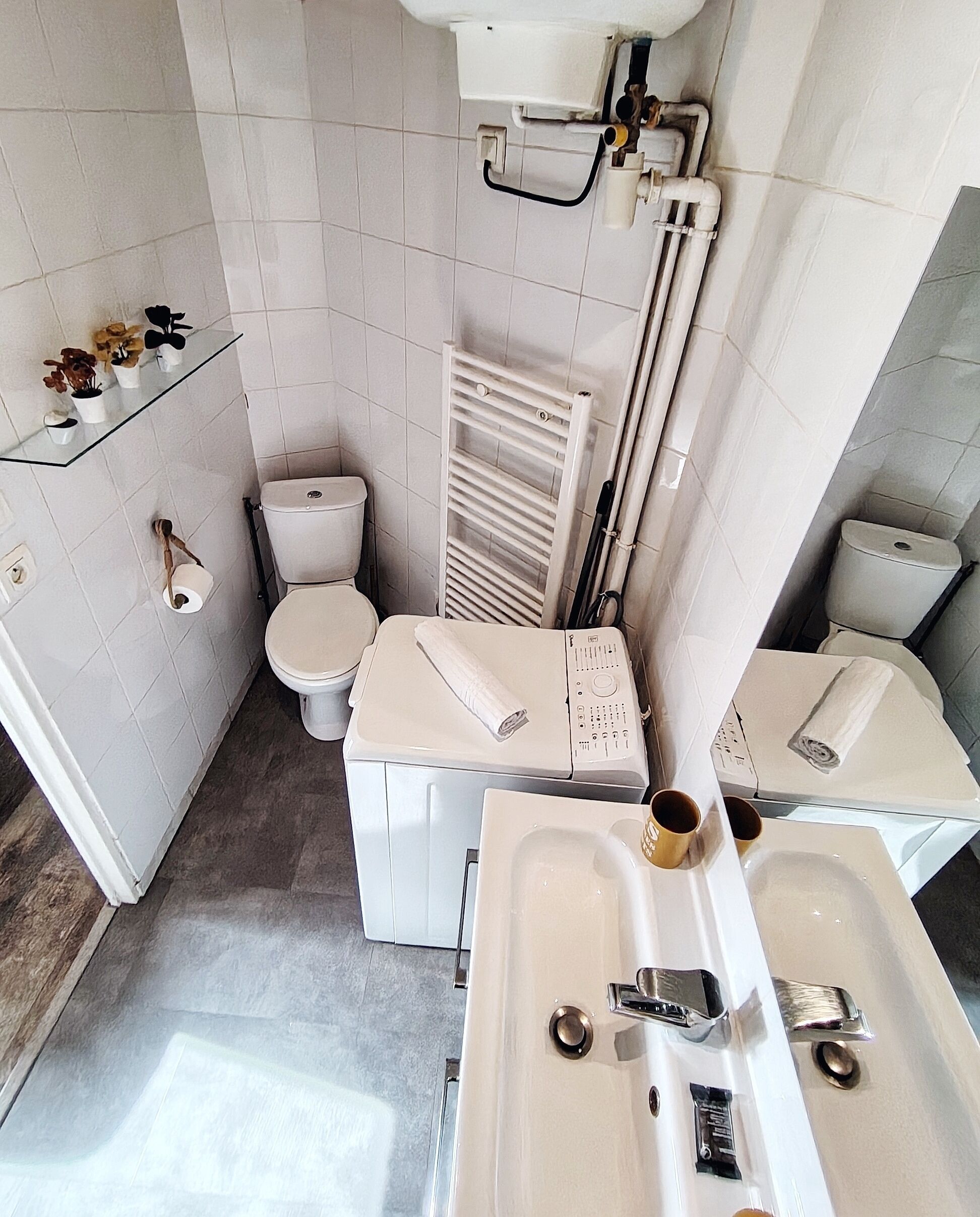 Assecador de cabells, tovalloles, sabó i paper higiènic 