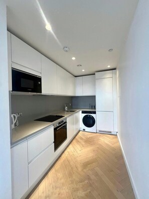 Private kitchen - Modern 3BR Apartment/Dollis Hill/Lift Access/Ideal for Corporate Stays&Families  (London)